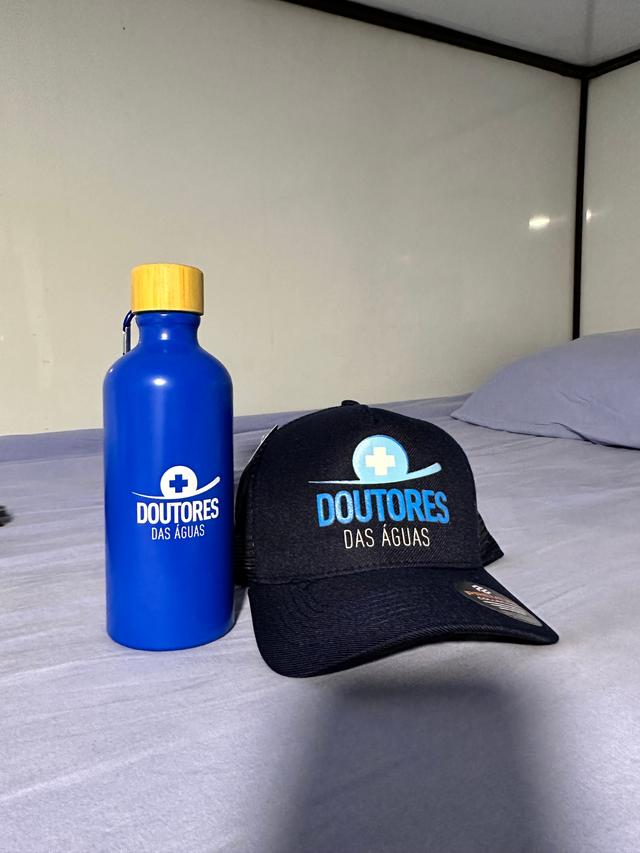 Boné e garrafa Doutores das Águas